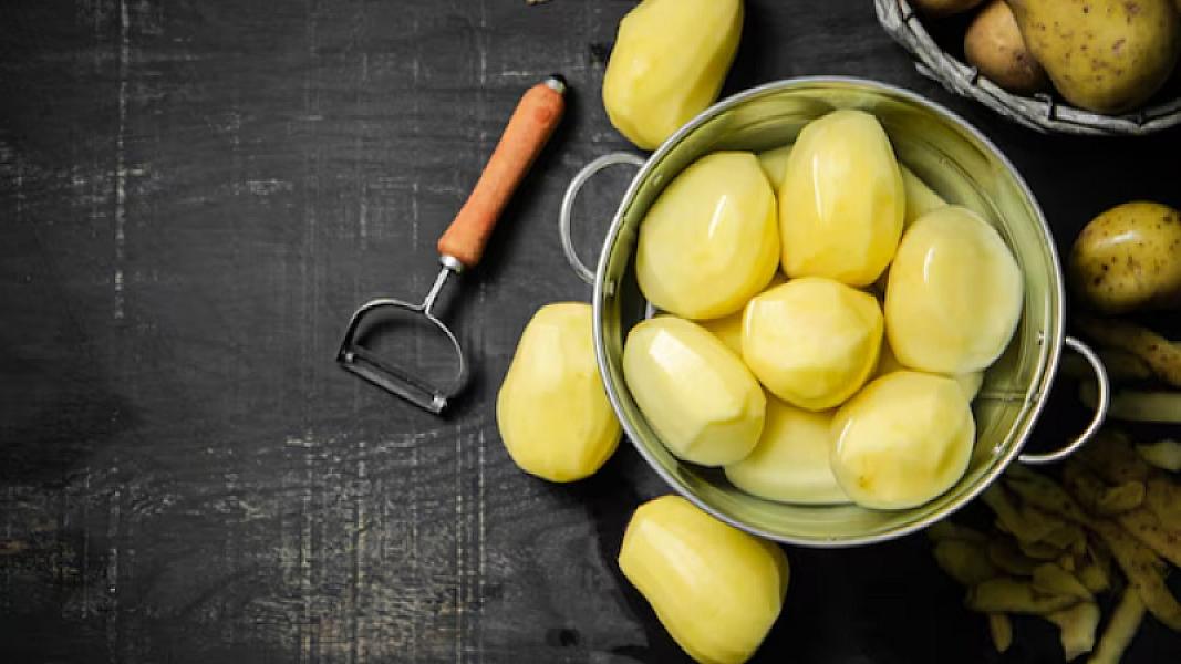 Soyulanda qaralan kartofu