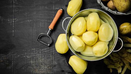 Soyulanda qaralan kartofu