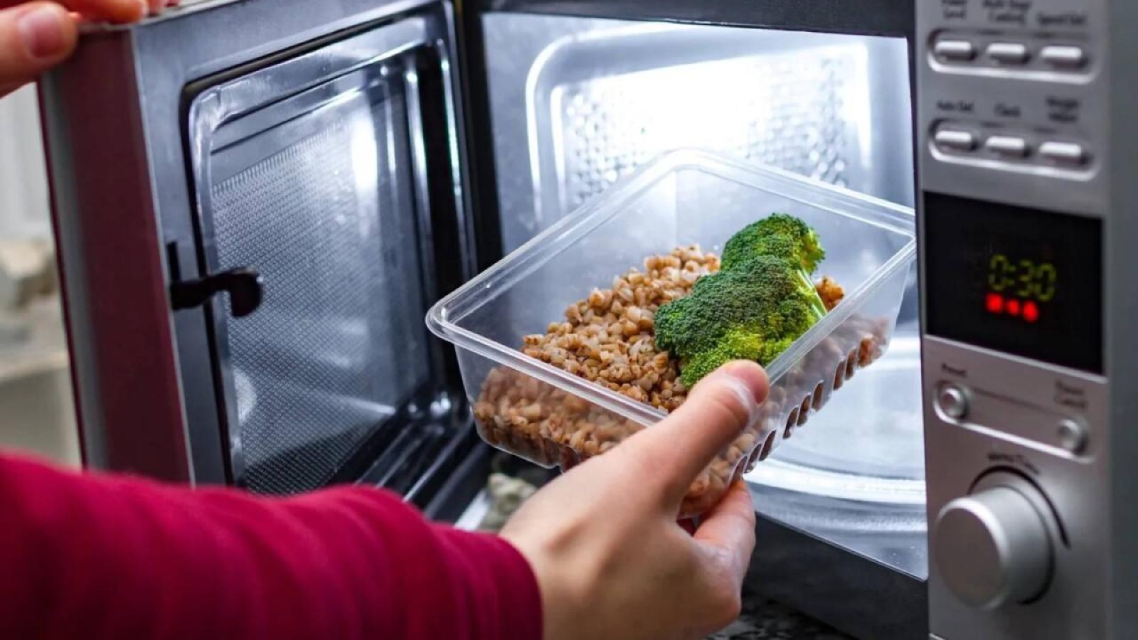 Yeməyi plastik qabda qızdıranların nəzərinə! -