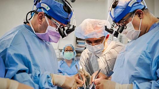 Donuz böyrəyi köçürülmüş amerikalı