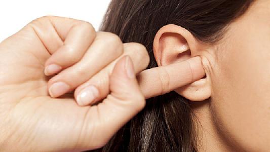 Qulaq kirini barmaqla çıxarmaq