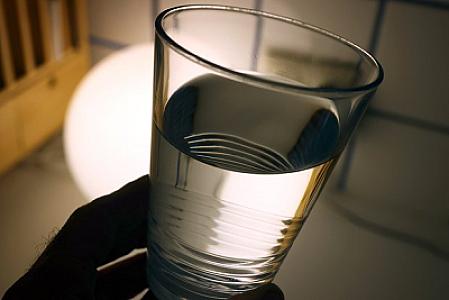 Günə acqarına bir stəkan su ilə başlamaq üçün