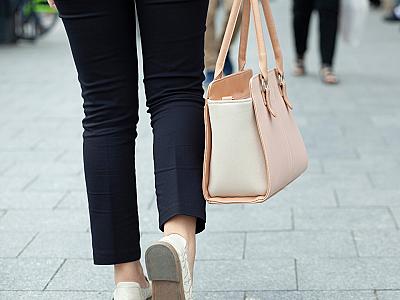 Sağlamlığa zərər vermədən bir qadın çantasının çəkisi 