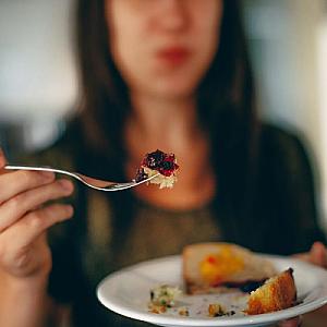 Yeməyi düzgün çeynəməmək üz 