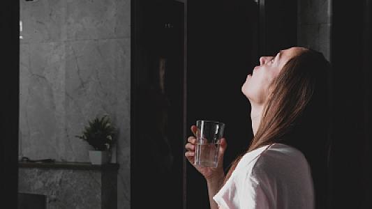 Mütəxəssis tövsiyə edir: boğazı bu vasitə ilə 