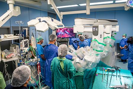 Azərbaycanda ilk robot-assistentli minimal invaziv əməliyyat 