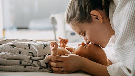 Körpələri öpməzdən əvvəl 