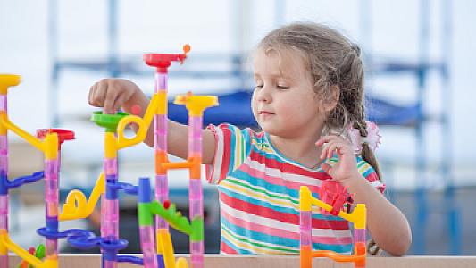 Uşaqlıqda başlayan bəzi xroniki xəstəliklər plastiklərdəki kimyəvi