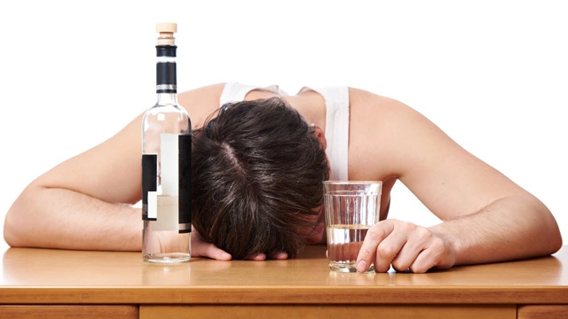 Alkoqolizm: Səbəblər, təsirlər və 