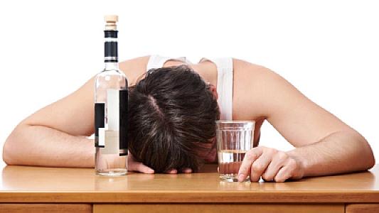 Alkoqolizm: Səbəblər, təsirlər və 
