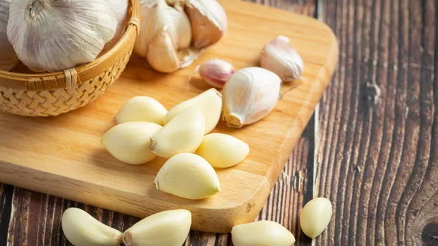 Qatıq sarımsağın nəfəsdəki qoxusunu
