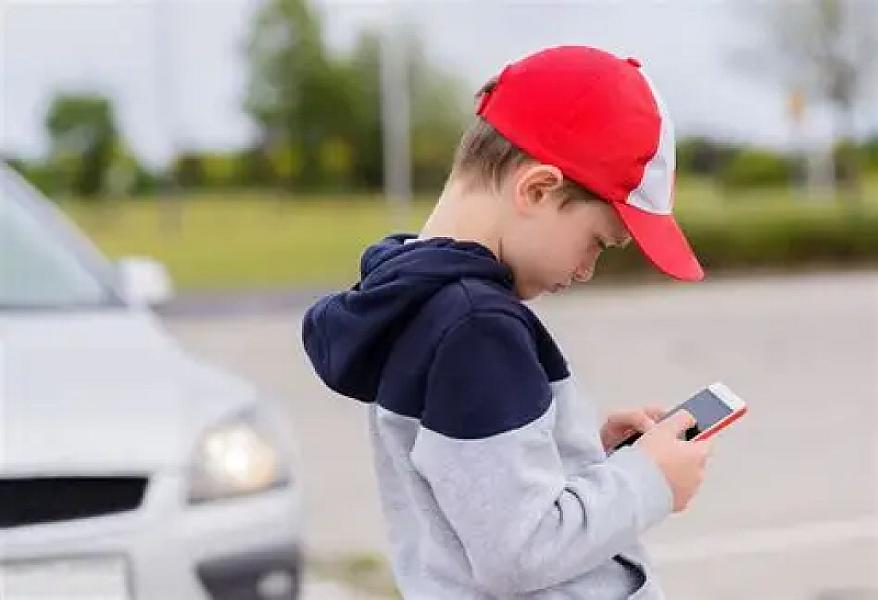Erkən yaşda telefon istifadəsi 