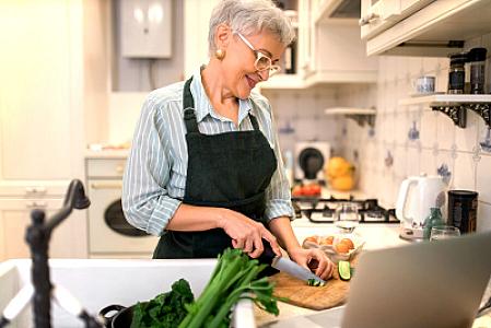 Həkimlər izah edir: Qidalanma ilə yaşlanmanı 