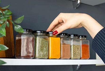 Ədviyyatları sobanın yanında