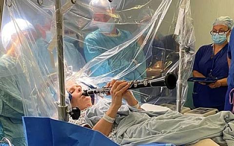 Qadın beyin əməliyyatı zamanı 