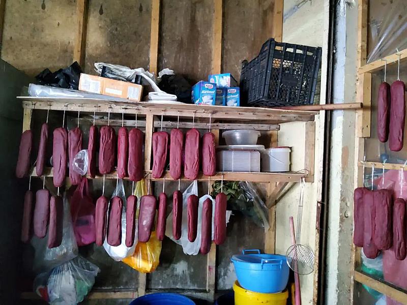 Bazarda satışa çıxarılan dana əti basdırmasında