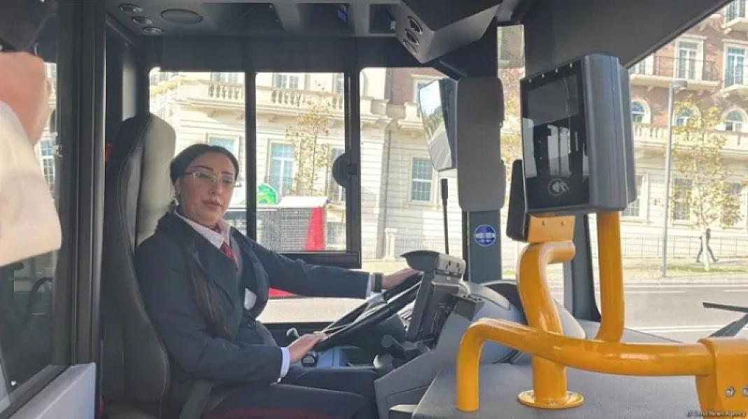 Qadın avtobus sürücüləri vəzifələrinin