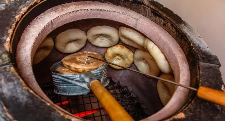 "Təndirdə çörək bişirən qadınlarda