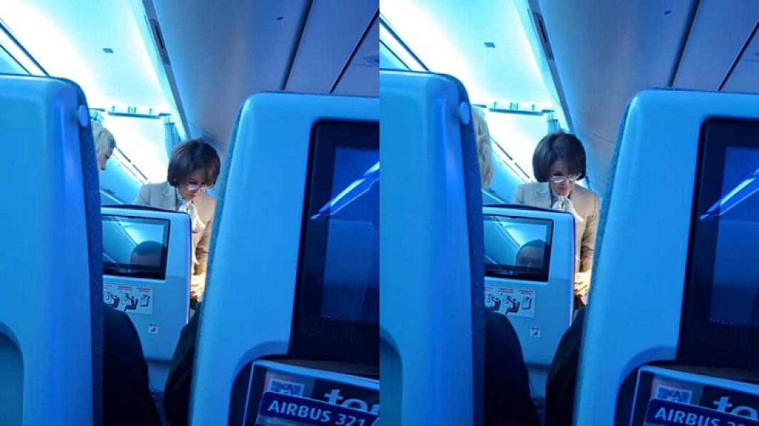 Nazir təyyarədə sərnişinə