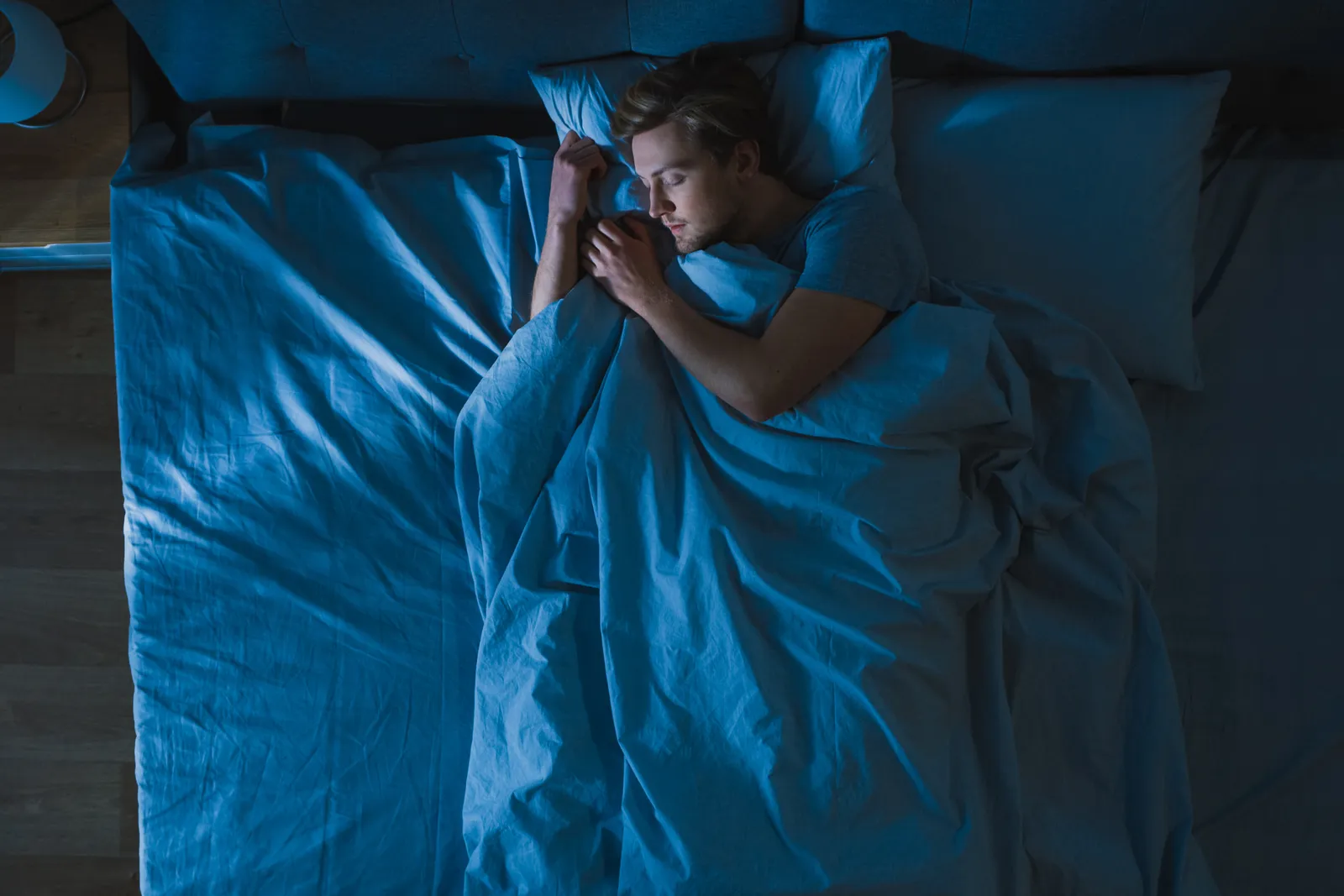 Səhərlər qaranlıq otaqda oyanmağın