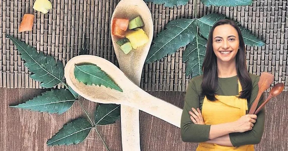 Taxta qaşıqlarla yemək bişirmək