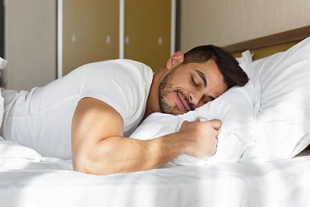 Həkimlər üzü üstə yatmağın təhlükələri