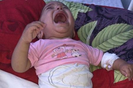 Bədəni yanan körpənin atası fəryad edir: “Dərmanlarını almaq üçün 800 manata ehtiyacımız var” - FOTO