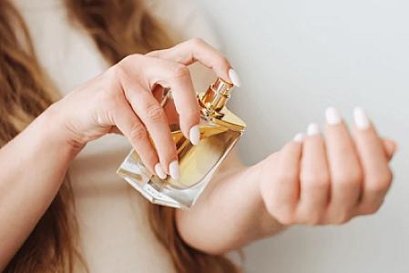 Dəriyə ətiri birbaşa vurmaq