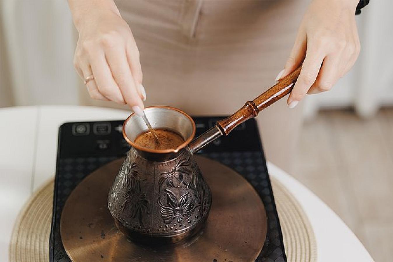 İsti qəhvə içmək virusların bədənə daxil olmasını