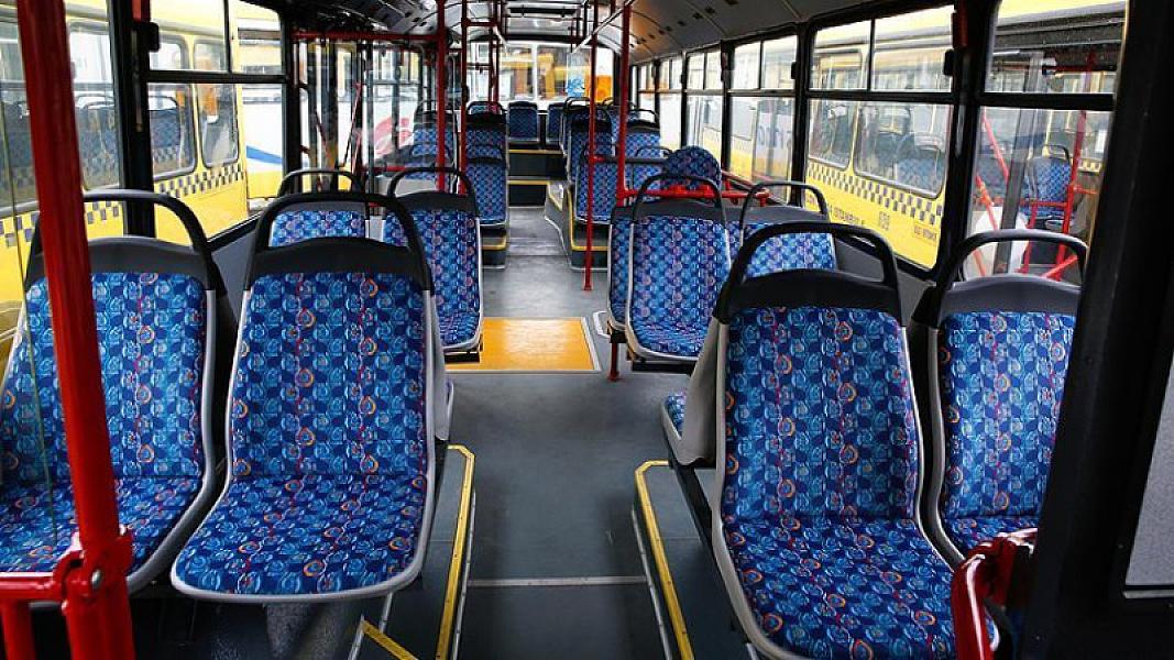 Türkiyədə gənc qadın avtobusda