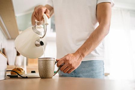 Həkim suyun təkrar qaynadılmasının təhlükələri barədə