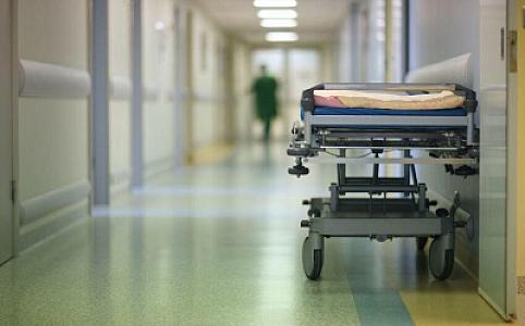 Azərbaycanda xəstəxana işçisi əməliyyat zamanı öldü