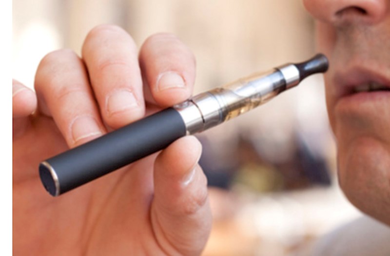 İctimai yerlərdə elektron siqaret çəkənlər