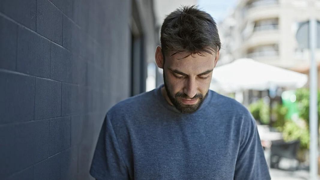 Yerə baxaraq gəzmək nəyi göstərir?