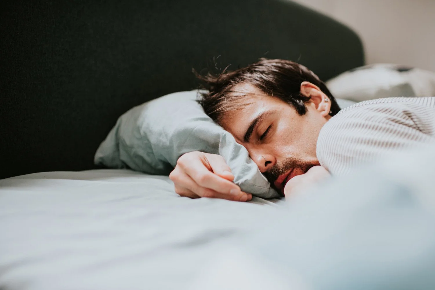 Yuxuya gedərkən yıxılma hissi –