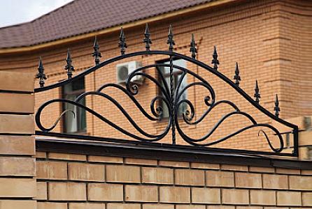 Azərbaycanda yeniyetmə hasardan tullandı, dəmir barmaqlıqlar