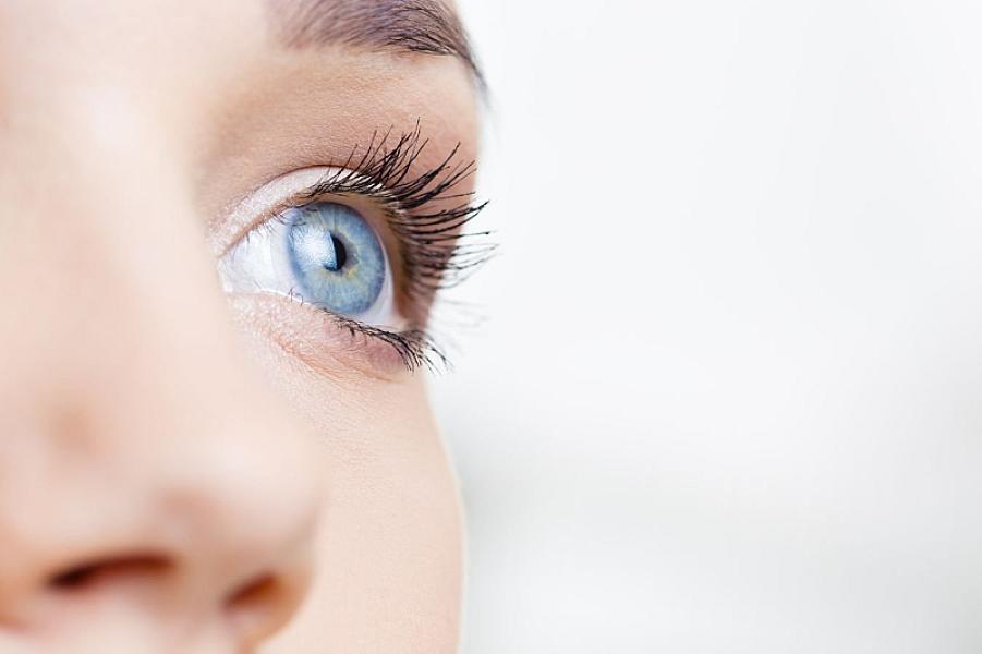 Oftalmoloq rəngli kontakt linzaların taxılmasının