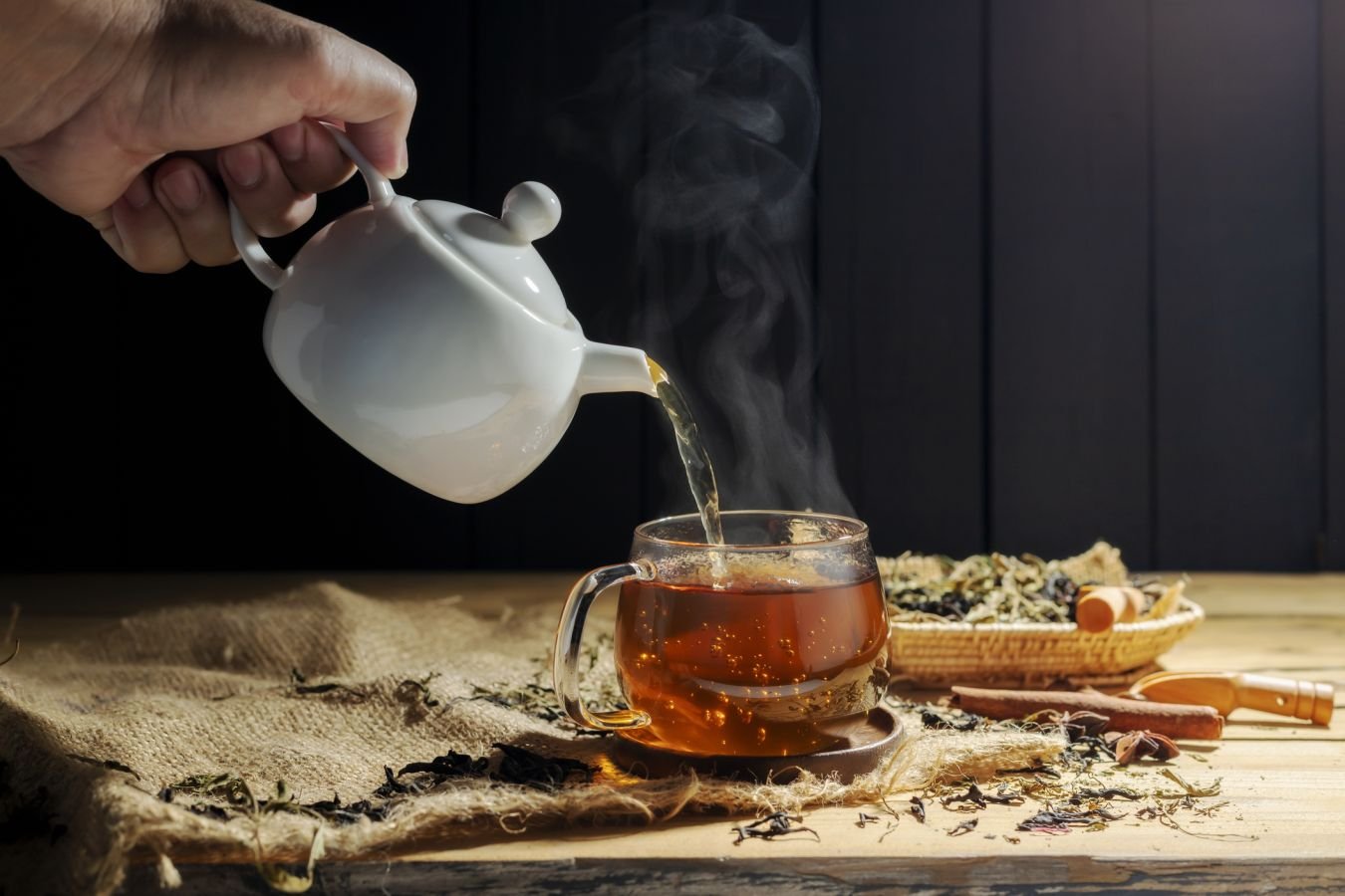 Çox isti çay içmək qida borusuna zərər verir -
