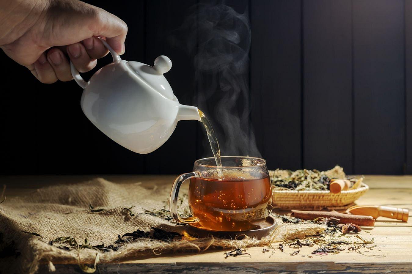 Çox isti çay içmək qida borusuna zərər verir -