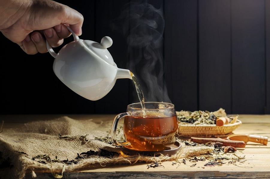 Çox isti çay içmək qida borusuna zərər verir -