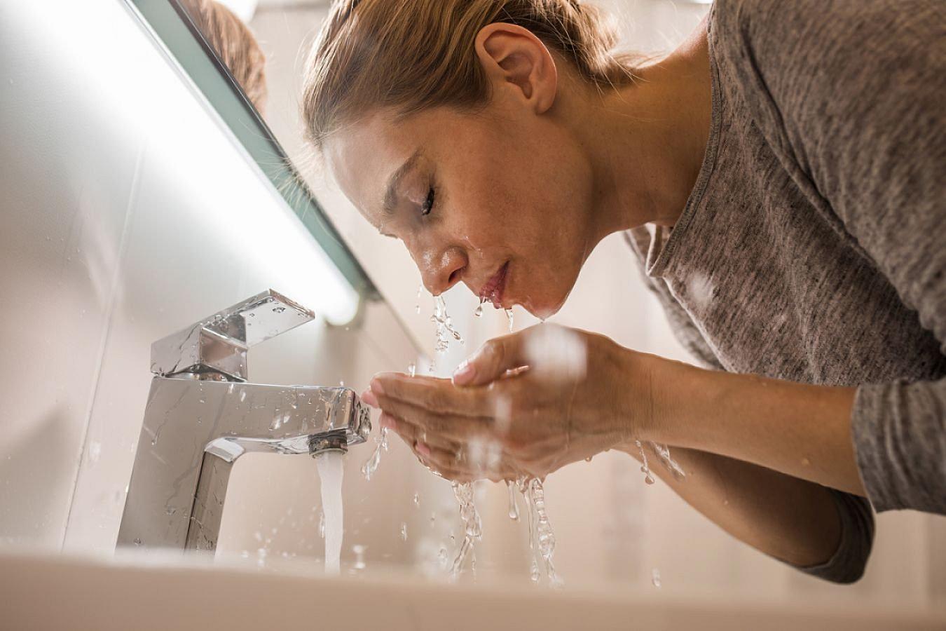 Dermatoloq üz dərisini təmizləməyin