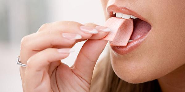 Udulmuş saqqız həqiqətən yeddi il mədədə qalır? -