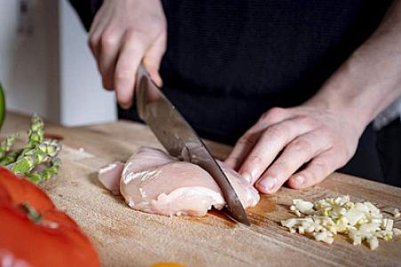 Həkimdən düzgün qaydada bişirilməmiş toyuq ətinin ziyanı barədə