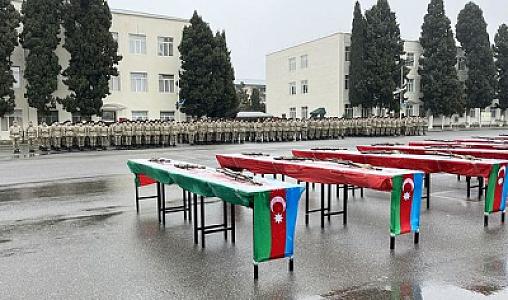 Gənc əsgərlər Vətənə sədaqət andı içiblər -