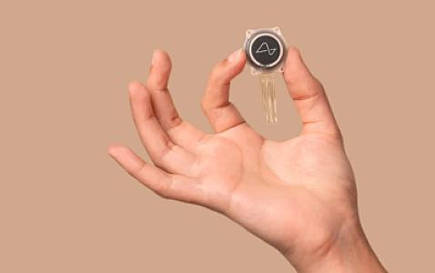 Beyninə çip yerləşdirilən ilk insan tamamilə