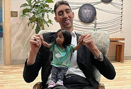 Dünyanın ən uzunboylu və qısaboylu iki adamı görüşüb