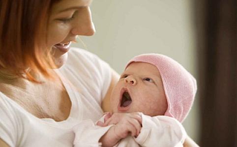 Komitə sədri: Gənc qadınlar arasında körpəsinə süd verməmək