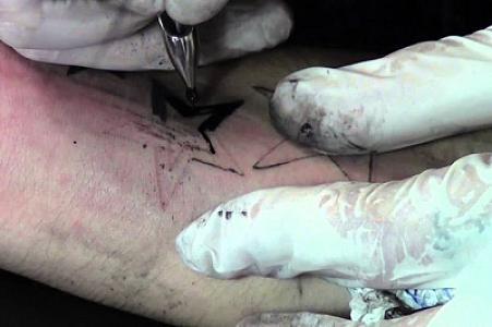 Alimlər tatuaj mürəkkəbinin tərkibində