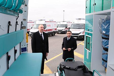 İlham Əliyev yeni alınmış müasir təcili tibbi yardım avtomobilləri ilə tanış olub