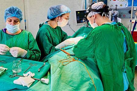 Rusiyada həkimlər uşağın bədənindən qəlsəmə çıxarıblar